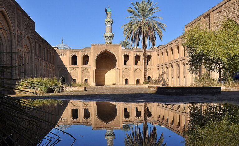 Cour de la madrasa al-Mustansiriya à Bagdad, fondée en 1233 par le calife abbasside al-Mustansir