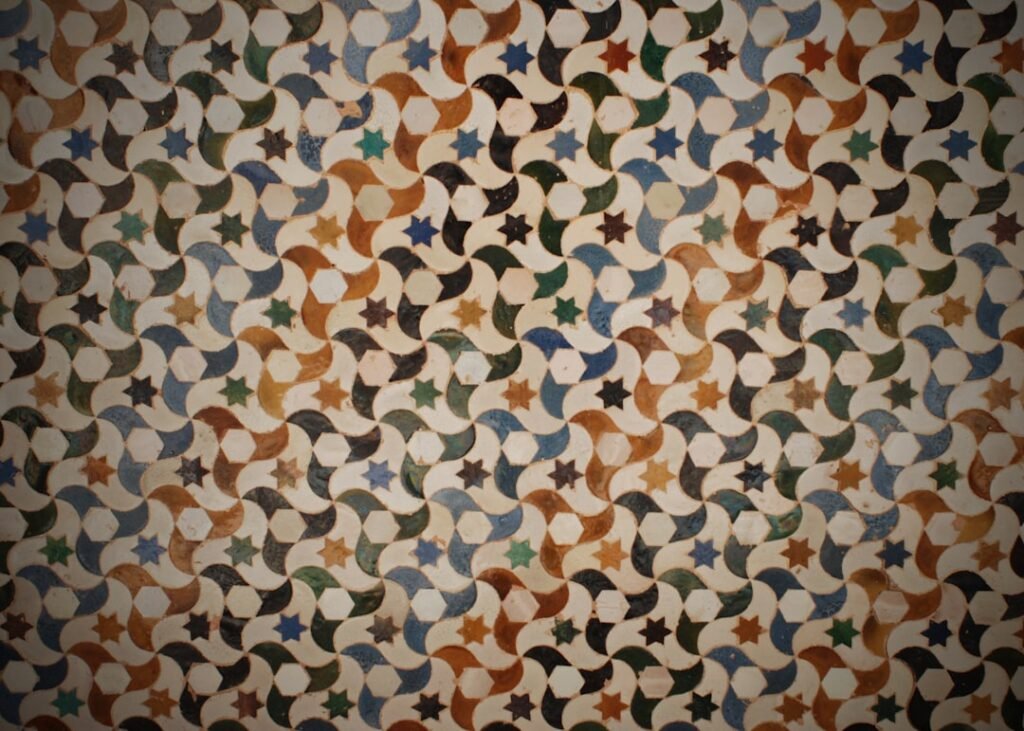 Mosaïque de céramique à motifs entrelacés de l’Alhambra de Grenade