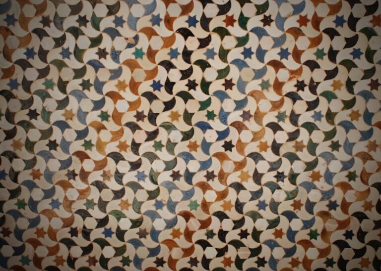 Mosaïque de céramique à motifs entrelacés de l’Alhambra de Grenade
