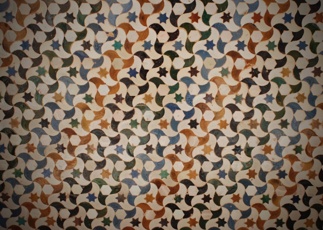 Mosaïque de céramique à motifs entrelacés de l’Alhambra de Grenade