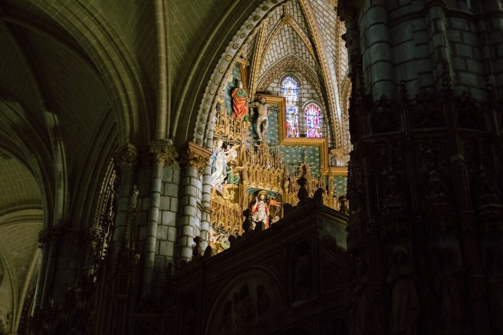 Intérieur gothique de la cathédrale de Tolède, avec son retable doré