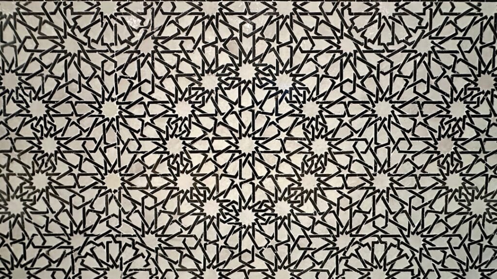 Motif géométrique d’étoiles entrelacées, noir sur fond blanc