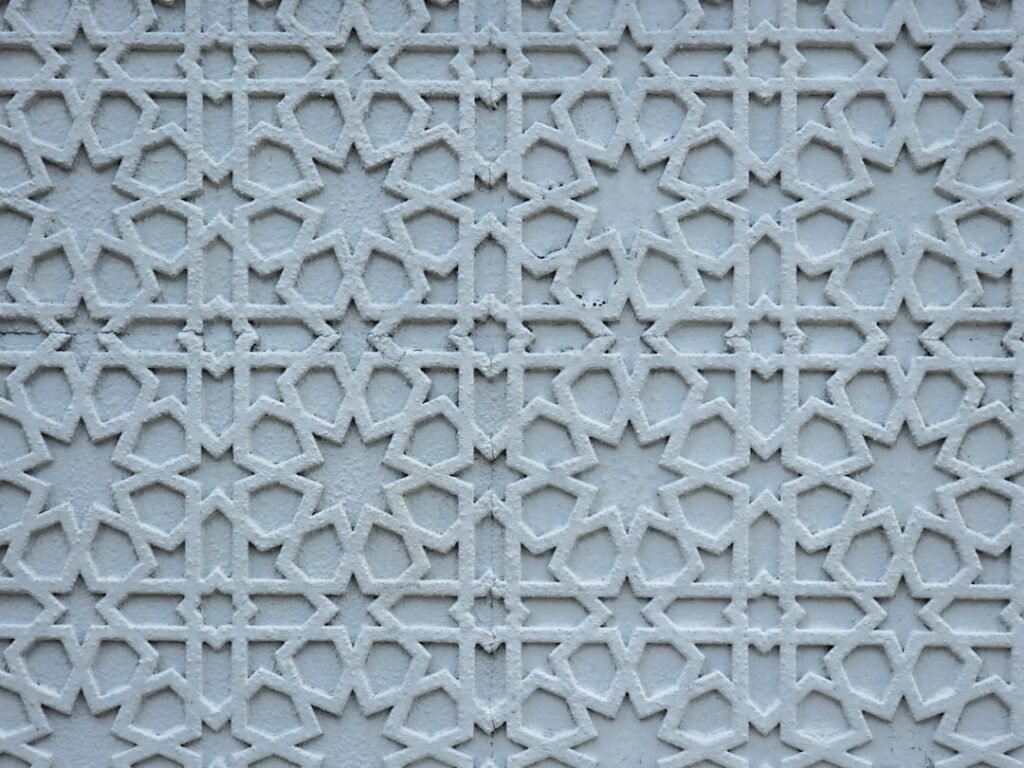 Panneau sculpté à motif d’étoiles et de polygones entrelacés