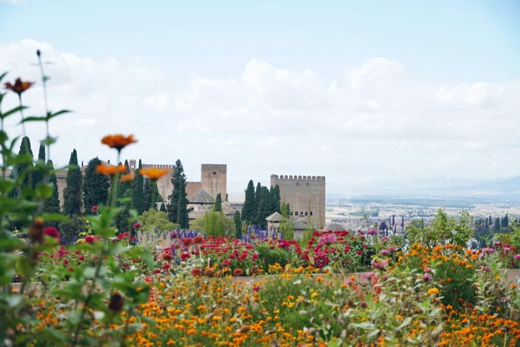 L’Alhambra de Grenade vue depuis un jardin en fleurs