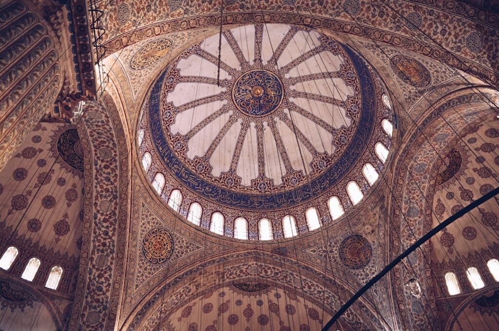 Coupoles décorées de la Mosquée bleue d’Istanbul, vues de l’intérieur
