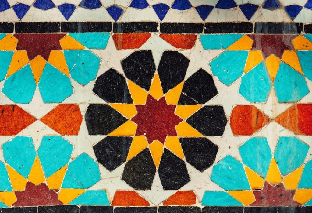 Carreaux de céramique colorés formant une grande étoile