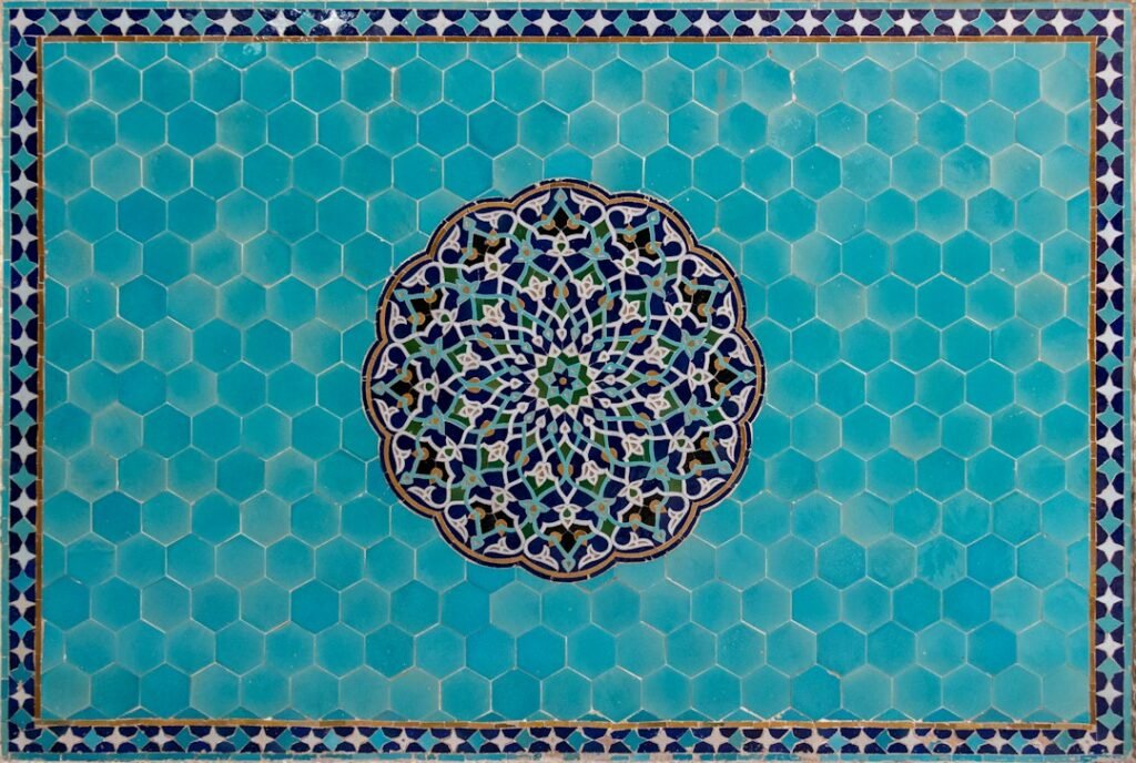 Panneau de carreaux turquoise à médaillon central de la mosquée du Vendredi de Yazd (Iran)