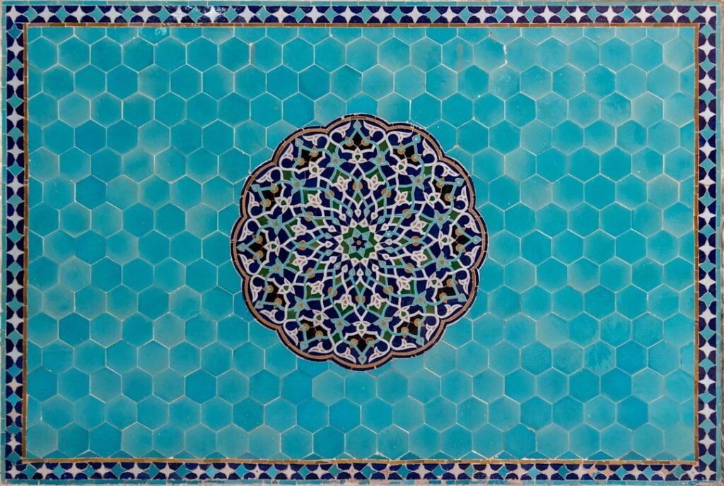 Panneau de carreaux turquoise à médaillon central de la mosquée du Vendredi de Yazd (Iran)