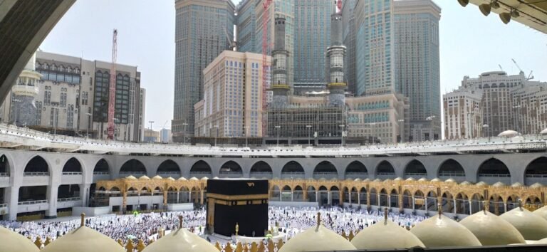 La Kaaba au centre de la Grande Mosquée de La Mecque, entourée de pèlerins