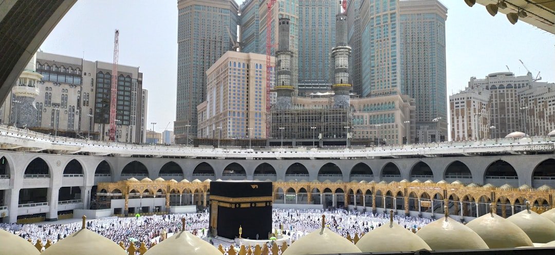 La Kaaba au centre de la Grande Mosquée de La Mecque, entourée de pèlerins