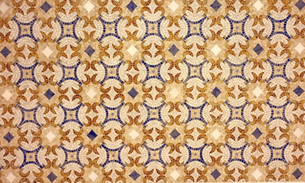 Décor géométrique à étoiles et entrelacs dans les tons dorés