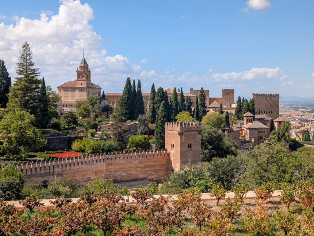 Photo : David Vives sur Unsplash L’Alhambra et ses tours vues depuis les jardins du Generalife