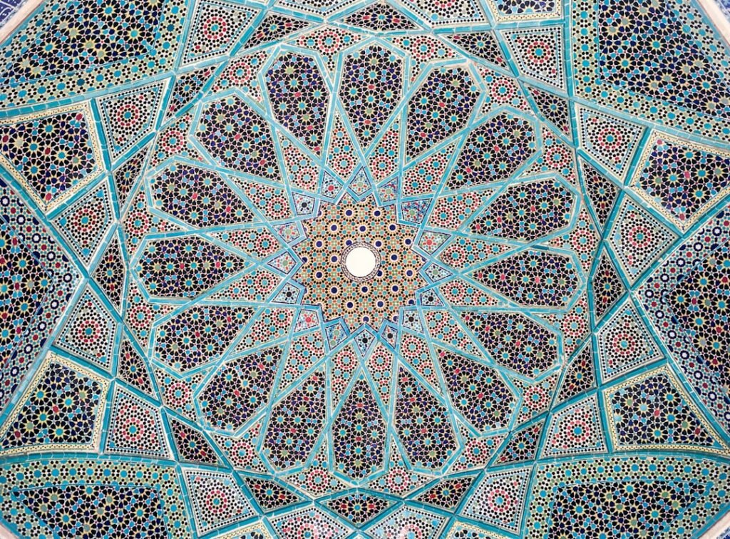Plafond en mosaïque de faïence à motif rayonnant, à Chiraz (Iran)