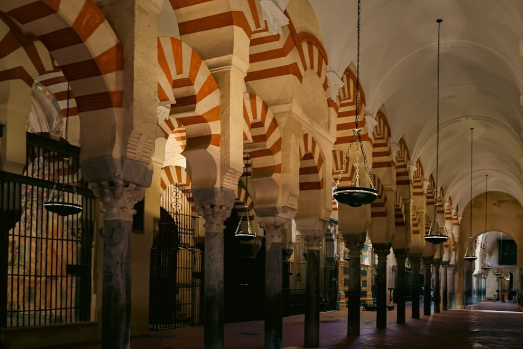 Arcs bicolores de la salle de prière de la mosquée-cathédrale de Cordoue
