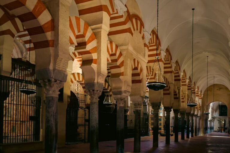 Arcs bicolores de la salle de prière de la mosquée-cathédrale de Cordoue
