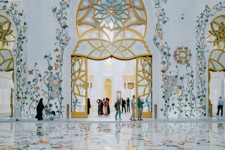 Intérieur à décor floral de la grande mosquée Cheikh Zayed, à Abou Dhabi