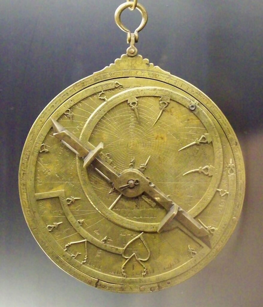 Astrolabe planisphérique en laiton fabriqué à Tolède en 1067