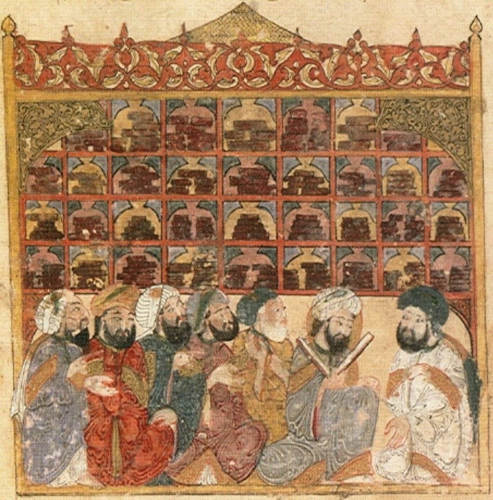 Miniature médiévale : des lecteurs assis devant les rayonnages d’une bibliothèque