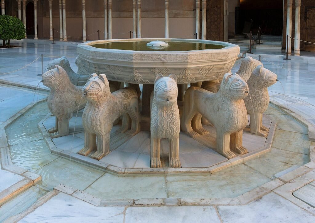 Photo : Jebulon, CC0, Wikimedia Commons La fontaine de la cour des Lions, à l’Alhambra de Grenade