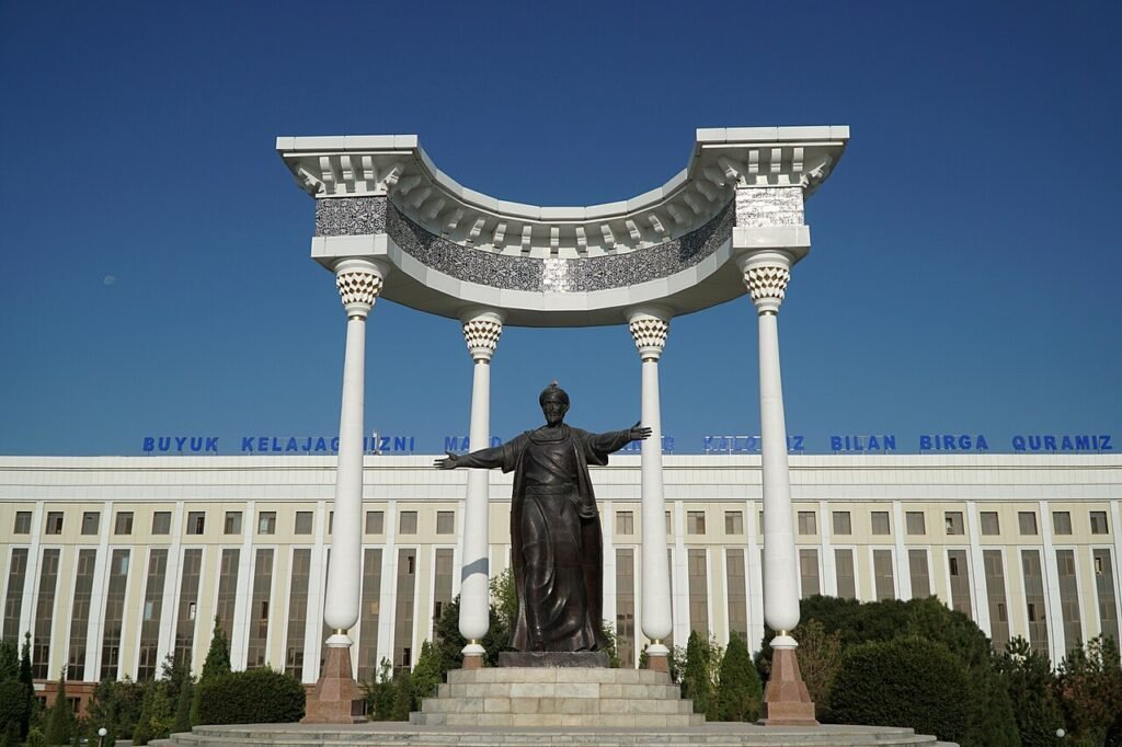 Statue en bronze d’al-Khwarizmi sous une colonnade blanche, à Ourguentch (Ouzbékistan)